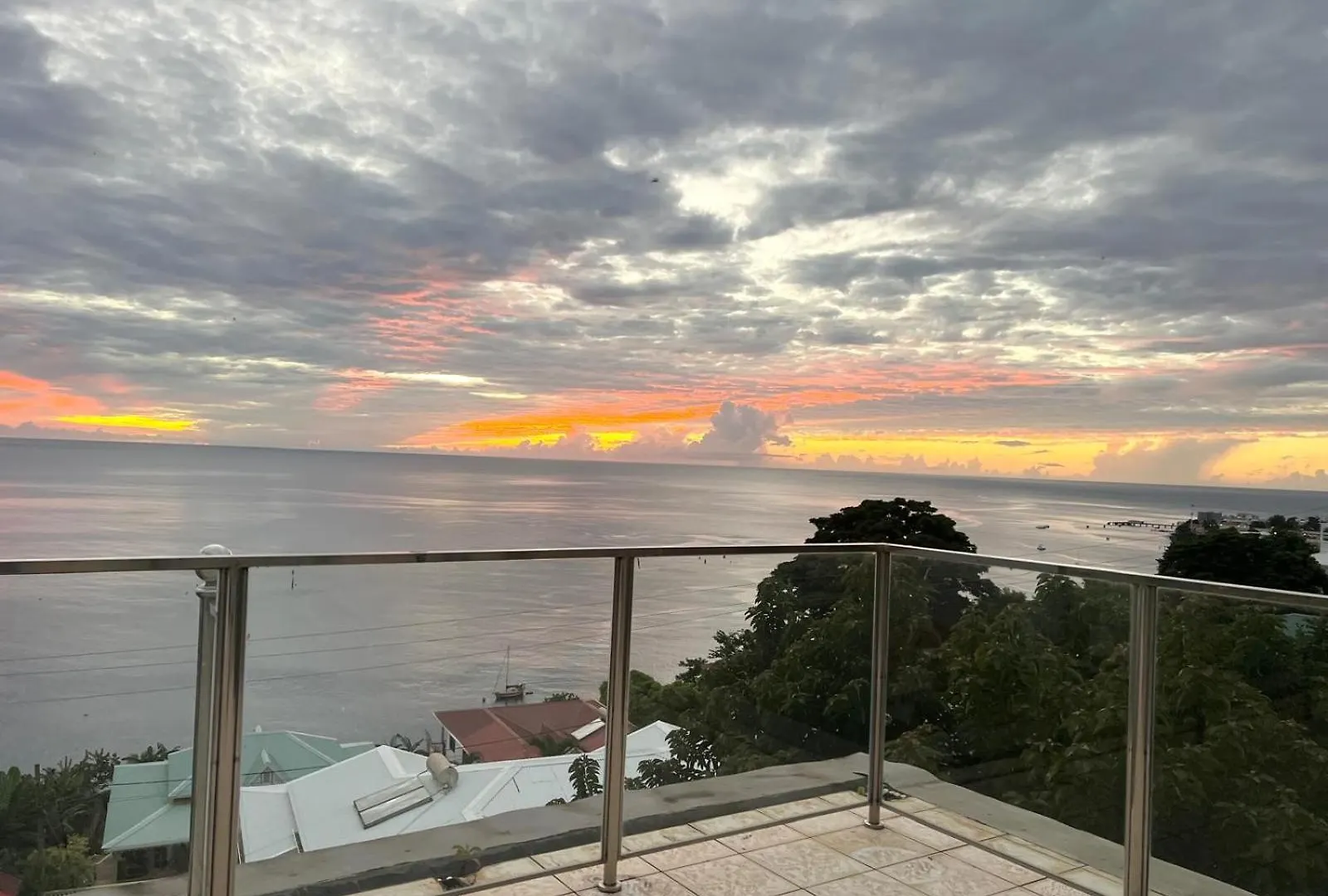 Castle Comfort Seaview Deluxe Apartment Roseau